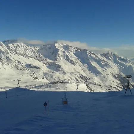 Ofer Thomas & Michaela *