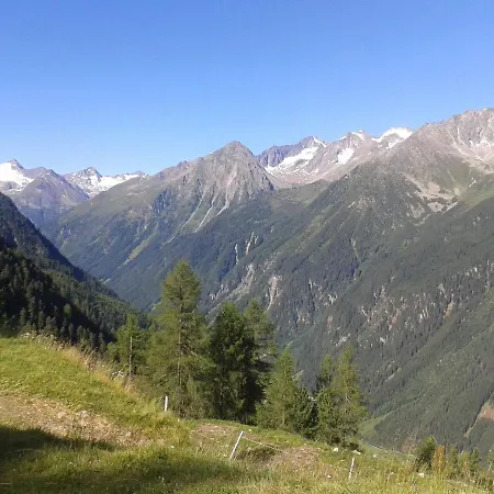 奥弗·托马斯和麦克拉的假日公寓 *