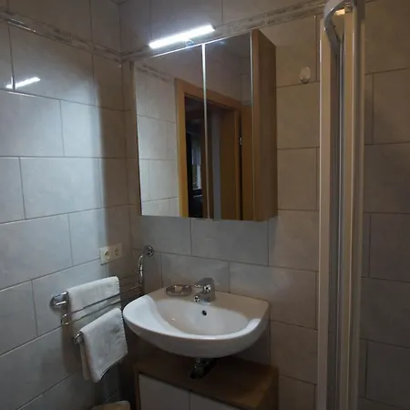 奥弗·托马斯和麦克拉的假日公寓