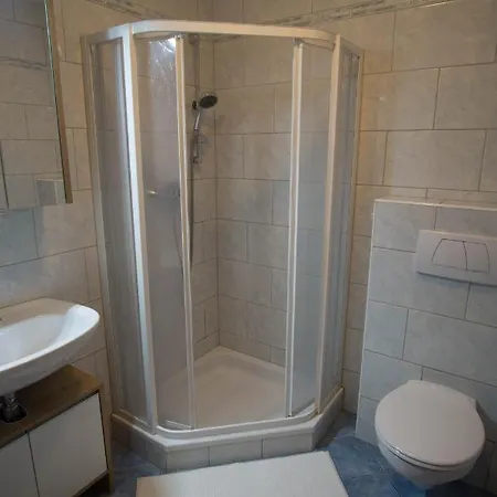 奥弗·托马斯和麦克拉的假日公寓 *